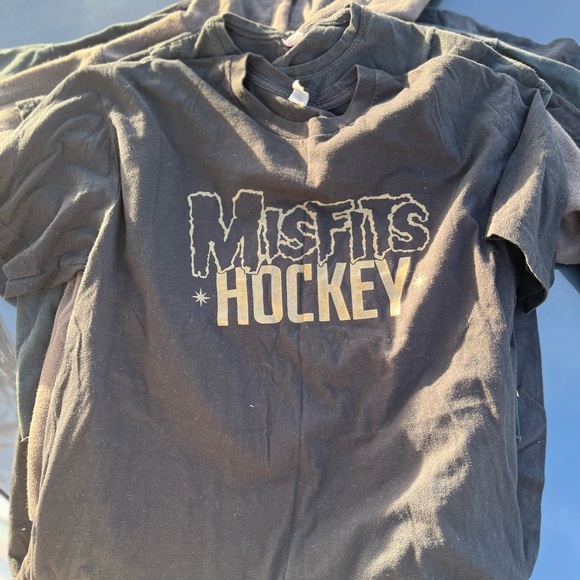 7 Tees, 1 hoodies bundle - Picture 7 of 10